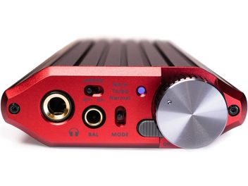 Bärbar iFi Audio iDSD Diablo 2 röd ljudomvandlare, framsida med knappar och uttag, ovanifrån