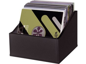 Yeşil ve mor eğimli ön yüzlü siyah vinil saklama mobilyası, vinil plaklar içerir