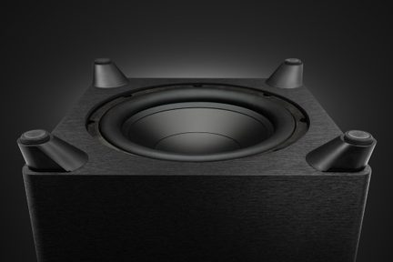 Vista dall'alto di un subwoofer nero con altoparlante circolare centrale e 4 piedini inclinati agli angoli superiori