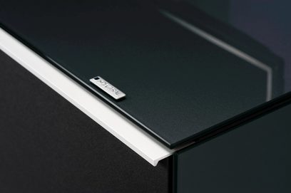 Spectral Scala SC1104 møbel til audio/video i mat sort metal, nærbillede af en vinkel med børstet metalskilt