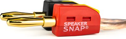 Seitliche Nahaufnahme von zwei Speaker Snap SSBP25 Bananensteckern, Gehäuse aus rotem und schwarzem Kunststoff mit gelbem Hebel, vergoldete Metallkontakte und teilweise sichtbares Kupferkabel