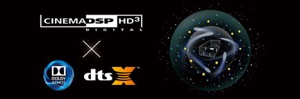 Logo for CinemaDSP HD3 Digital, DTS X-logo, billede af en gennemsigtig 3D-terning med lysende prikker indeni på en sort, stjernebestrøet baggrund