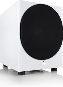 Canton Townus 12 Sub subwoofer i matt hvit, kubisk design med stor svart, rund frontgrill og grønn indikatorlampe foran
