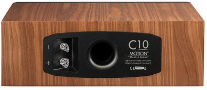 Hlavní reproduktor Motion C10 s dřevěným tělem, černým zadním panelem, stříbrnými připojovacími svorkami a centrálním kruhovým výstupem