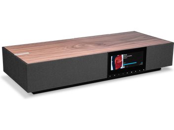 Cambridge Audio EVO ONE kablosuz akıllı hoparlör, üç çeyrek görünüm, ahşap üst kısım, siyah ön panel, merkezde renkli ekran