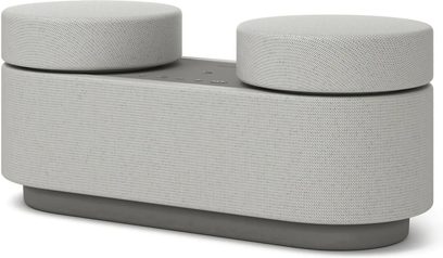 Trådløs tilsluttet højttaler Sony HT-AX7, set fra trekvart vinkel, rektangulær form med to cylindre på toppen, gråt stof