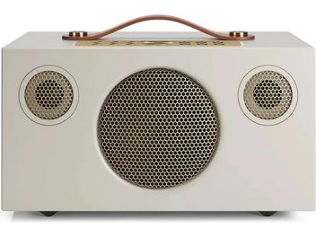 Audio Pro C5 MKII W Classic beež nutikõlar, esiküljel kolm ümmargust võret ja pruun kaarjas käepide