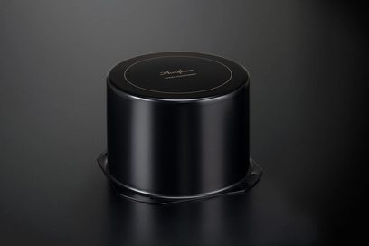 Інтегрований стерео підсилювач Hi-Fi Accuphase P-4600, вид зверху, чорний циліндр, гладка поверхня, шестикутна основа, золотий текст
