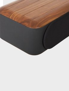 Cofanetto rettangolare con finitura in noce verniciato sulla parte superiore, fianchi neri opachi con angoli arrotondati, vista a tre quarti che rivela una discreta griglia acustica nera sul lato destro