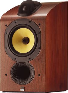 Bowers & Wilkins 705 bibliotekshøjttaler, set forfra, træ kabinet, gul højttaler, sort diskanthøjttaler på stativ, sort gitter