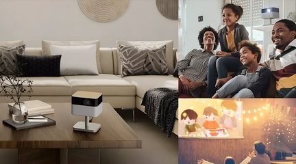 Mini vidéoprojecteur compact blanc et noir sur support, posé sur table de salon avec projection familiale
