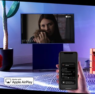 Samsung The Sero QE43LS05T-tv, der viser en kvinde, der holder sin hånd op til ansigtet, med en smartphone, der viser Apple AirPlay-appen