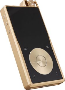 Audiofil musikafspiller Questyle QP2R guld, set forfra i perspektiv, gylden kabinet, sort skærm, sølvfarvet drejeknap