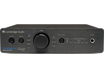 Cambridge Audio DacMagic Plus sort digital-til-analog-konverter, set forfra. Sort front med knapper, drejeknap og stik