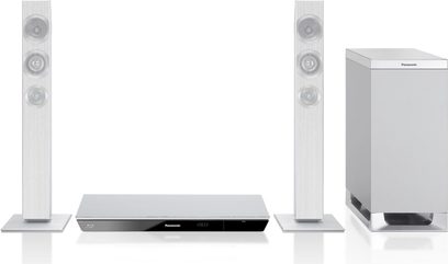 Panasonic SC-BTT230EFS soundbar, to lodrette højttalere, en basreflekskasse, en Blu-ray-afspiller, set forfra