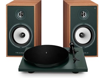 Deux enceintes en bois avec haut-parleurs circulaires blancs et noirs, platine vinyle verte avec bras noir au premier plan