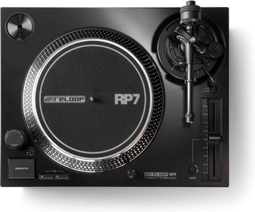 Juodas vinilo grotuvas Reloop RP-7, viršutinis vaizdas, metalinė platforma su stroboskopine žiede, rankena ir pitch reguliavimo faderis