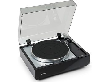 Mustlakitud vinüülmängija Thorens TD 1601, vaade ülalt alla, kaas avatud, lugemisnõel, pöörlev plaat