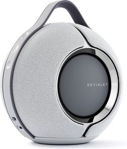Передній вид колонки Devialet Mania світло-сірого кольору, сферичної форми, з сірою тканинною решіткою та чорним круглим екраном у центрі