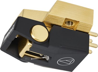 Audio Technica AT-VM760xSL hi-fi phono-pickup set fra skrå vinkel, mat sort plastikhus med børstet gyldent metalindsats, hvidt logo på siden, synlig nål og forgyldte tilslutningsstifter