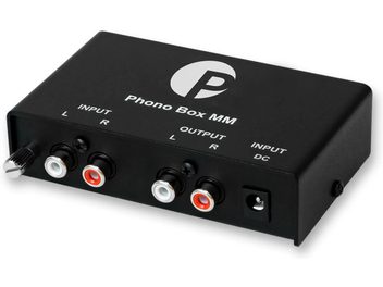 Pro-Ject Phono Box MM gramofono pirminis stiprintuvas juodos spalvos su raudonos ir baltos spalvos RCA įėjimais ir išėjimais, galinis trijų ketvirčių vaizdas