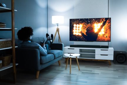 Ansicht eines Möbelstücks mit einem Fernseher