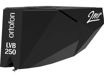 Ortofon 2MR LVB 250 pladespillercelle, set forfra, blankt sort kabinet med trekantet form, læsenålen er synlig