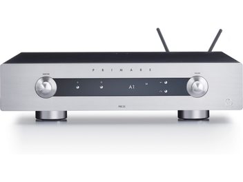 Stereofónny predzosilňovač Primare PR35 v striebornej farbe, predný panel, otočné a tlačidlové ovládače, modrý displej, čierna mriežka