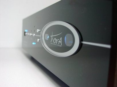 Kora Explorer 150 CSC reference stereo hi-fi forstærker, delvist forfra, nærbillede af den sølvfarvede volumeknap