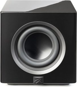 Přední panel subwooferu MartinLogan Abyss 8 v černém lesklém provedení s kruhovým reproduktorem obklopeným stříbrným kroužkem