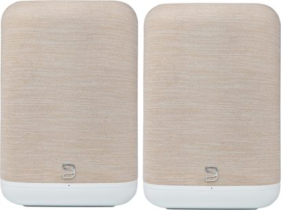 Set van 2 beige Bluesound PULSE FLEX verbonden luidsprekers, vooraanzicht met stoffen grille en witte basis