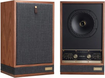 Dva reproduktory Fyne Audio Classic VIII SM v ořechu, pohled zepředu, šedá textilní mřížka, koaxiální měnič, dvě ovládací tlačítka