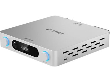 Sudrabkrāsas FiiO Air Amp stereo pastiprinātājs ar ekrānu priekšpusē, divām pogām ar zilām apmalēm un sānu ventilācijas atverēm