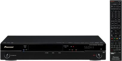 Pioneer DVR-560HX Blu-ray-optager set forfra, front med display, knapper og skuffe, fjernbetjening