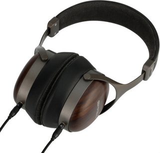 Sivga SV021 PRO -hifikuulokkeet, mustat, ruskeat puunsyykuvioiset kupit, mustat korvatyynyt ja kaksoiskaapeli, kuvattuna kolmen neljäsosan kulmasta
