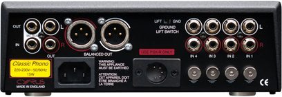 Juodas metalinis phono priešstiprintuvas Cyrus Classic PHONO, galinis vaizdas, RCA įėjimai, XLR išėjimai, įžeminimo gnybtas ir IEC lizdas