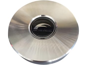 Draufsicht auf den Anti-Vibrations-Dämpfer Franc Audio Accessories Dampers 1Kg Silber, polierte silberne Metallscheibe mit schwarzem, zentralem, kreisförmigem Einsatz und Logo
