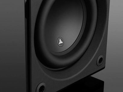 JL Audio Dominion D108 baskabin i sort ask, nærbillede forfra, sort kegleformet højttaler med sølvfarvet logo i midten