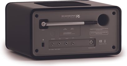 Scansonic SC-R5 digital radio i sort læder, frontvisning, rektangulært mat sort kabinet, LCD-skærm, sølvfarvede knapper og drejeknap