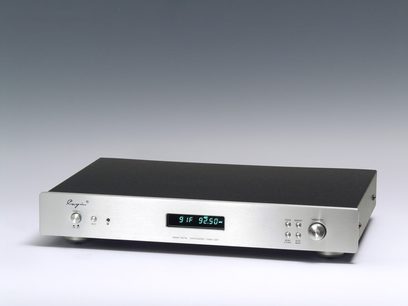 Cayin 220Ti-tuner, set forfra, sølvfarvet front med digitalt display, knapper og stik på fronten, rektangulært sort kabinet