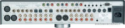 Primare SP-31 forstærker set forfra, med audiostik, betjeningsknapper og digitalt display på sølvfarvet frontpanel