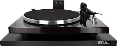 Gramofon Enova HIFI Turntable Wallmount v černé barvě na černém lesklém nástěnném držáku, s ramenem a protizávaží