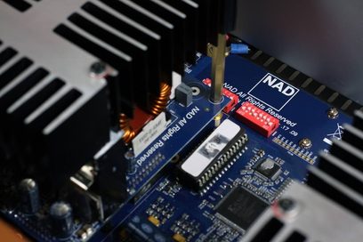 Blå NAD M2 All Rights Reserved elektronisk kort med elektroniske komponenter, stik og aluminiumskøleribber