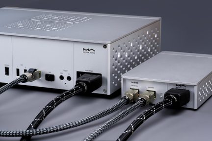 To sølvfarvede Matrix Audio netværkslydbokse, set bagfra med USB- og LAN-porte samt sorte flettede kabler