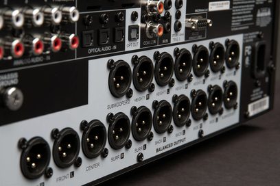 Anthem AVM 90 8K hjemmebiograf-forstærker, set forfra, med XLR- og RCA-lydstik på bagpanelet
