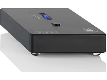 Üstten görünüşlü siyah ClearAudio Nano Phono V2 fono preamplifikatörü, ön panelde düğmeler ve mavi gösterge ışığı, dikdörtgen siyah kasa