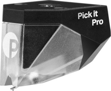 Bunka pro hi-fi gramofonové desky Pick It Pro, boční pohled, černé tělo, průhledná část, bílé logo "P", viditelná jehla