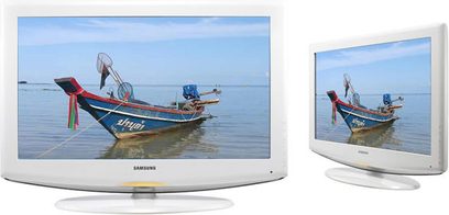 Samsung LE-19R86BD-fladskærm, der viser et billede af en blå og rød fiskerbåd på et roligt hav, set forfra og fra siden