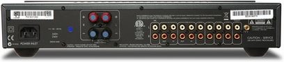 Arcam FMJ-A18 stereoforstærker, frontpanel med knapper, stik og display, bredt frontbillede