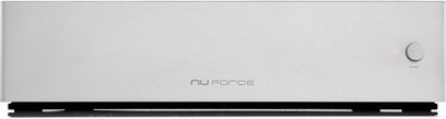 Nuforce STA-200 sølvfarvet effektforstærker, frontvisning, sølvfarvet frontpanel med logo og sort drejeknap